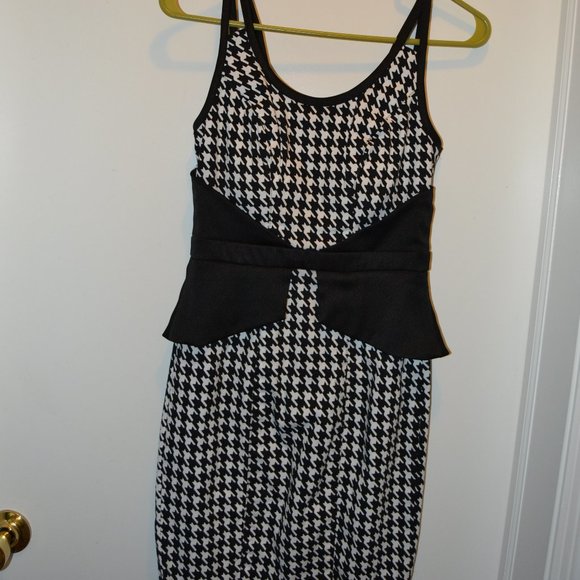 XOXO Dresses & Skirts - Sexy pinup style houndstooth womens dress XOXO Size 1/2 EUC